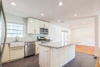 Building Photo - Charming 3BR House in Decatur