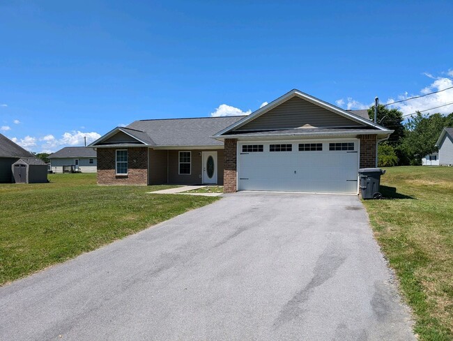 Building Photo - Now accepting application for 3 bedroom 2 ...