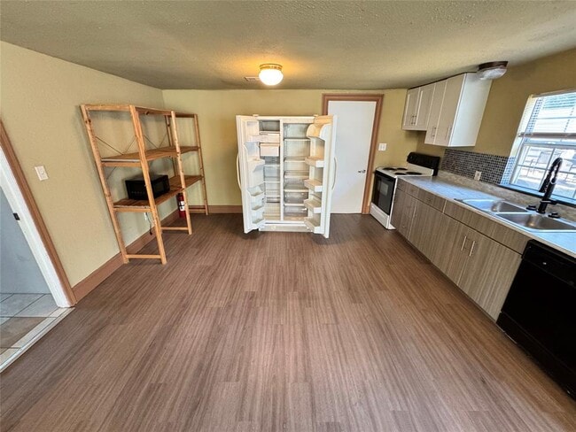 Building Photo - 1102 Minnie Dr