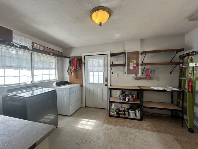 Building Photo - STUNNING 4BR/2BA Home with PRIVATE POOL & ...