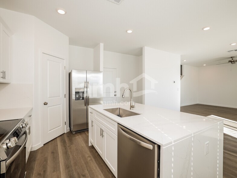 Building Photo - 2411 Dolly Ave