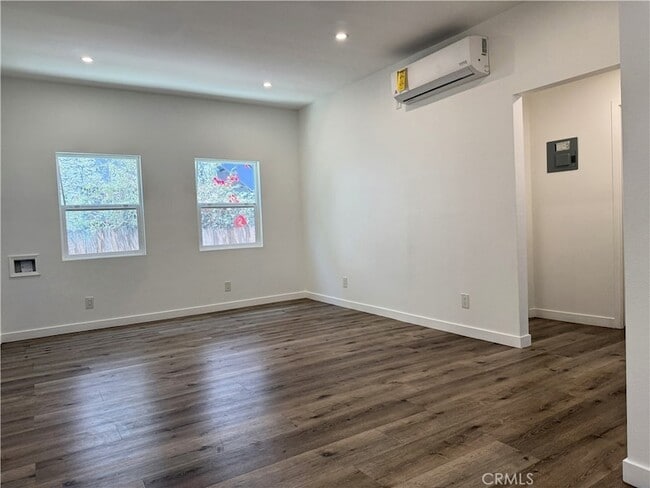 Building Photo - 455 W Cowles St
