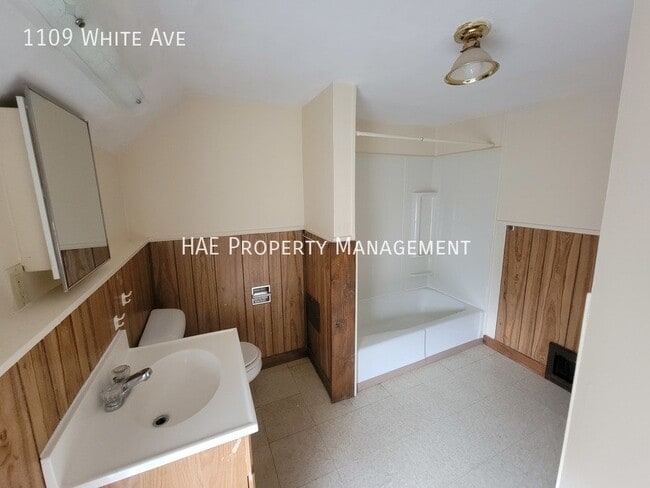 Building Photo - 1109 White Ave