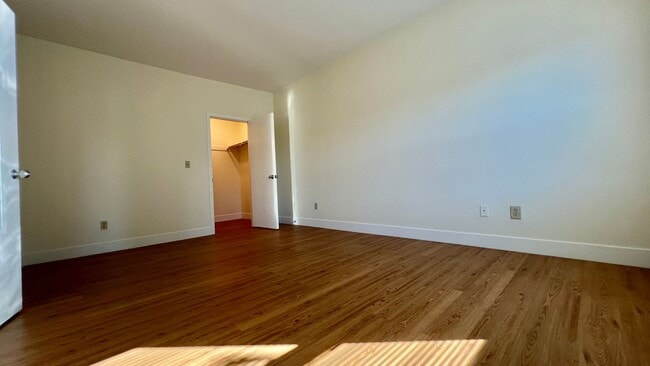 Building Photo - Beautiful Spacious 2 bd/1ba filled with light in Popular Neighborhood – Oakland, Emeryville, and ...