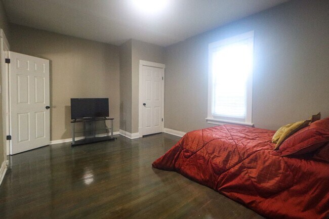Building Photo - Spacious & Newly Renovated 4-Bedroom Home