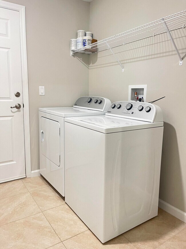 Building Photo - 1133 SW Ingrassina Ave