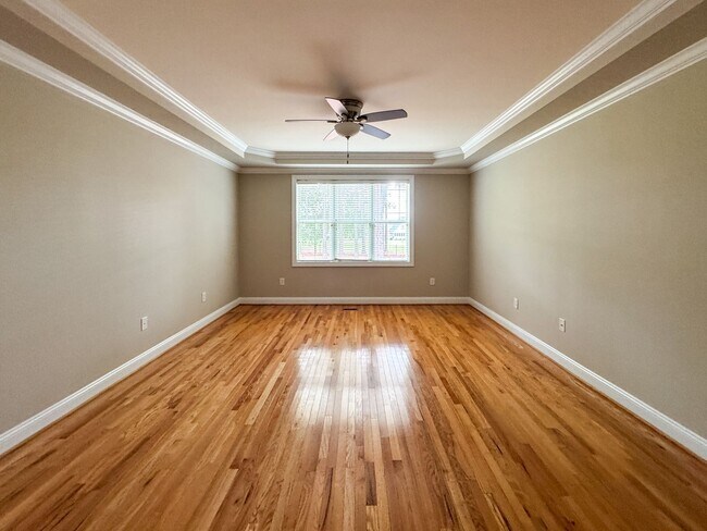 Building Photo - 5 Bedroom Home in Gated Golf Course Community