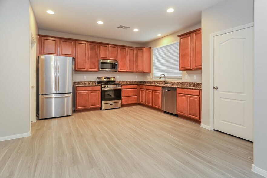 Building Photo - 10428 Yew Blossom Ave