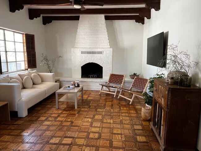 Building Photo - Historic Barrio Home Downtown Tucson