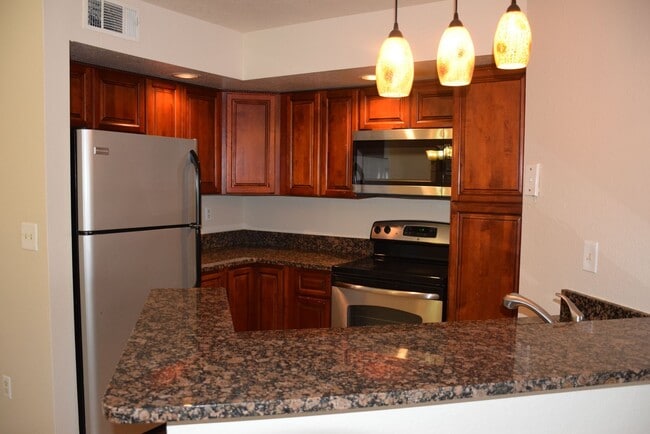 Building Photo - Prime Location in Orlando! Gated Community...