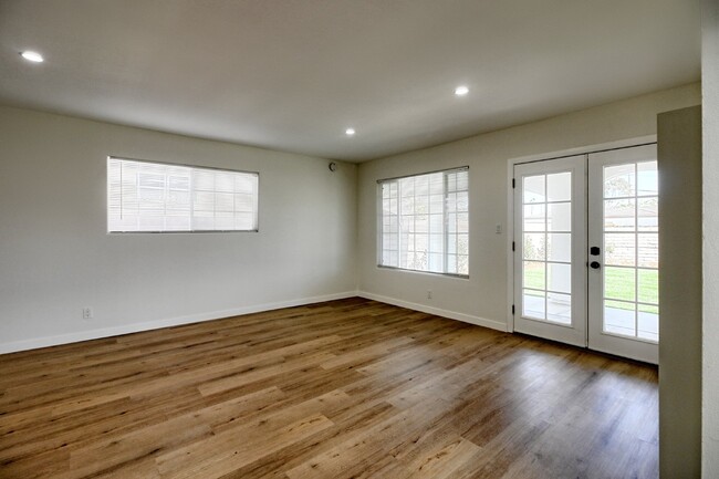 Building Photo - Newly Renovated 3 bedroom 1.5 bath home in...