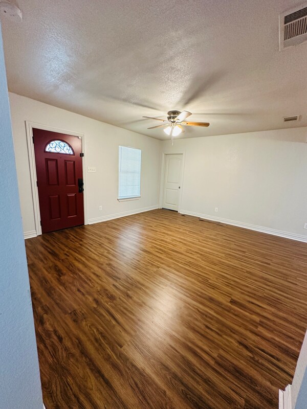 Building Photo - 1535 E Elmore Ave