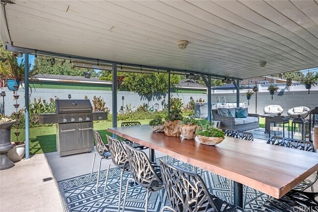 Building Photo - 5635 Pimenta Ave