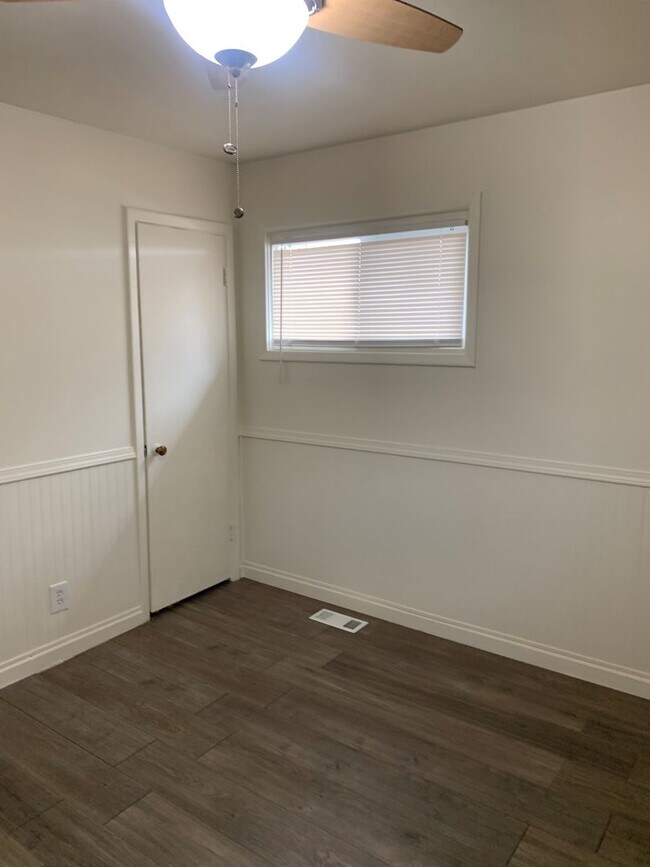 Building Photo - 2 Bedroom House