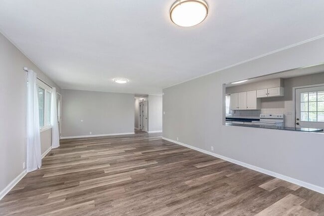 Building Photo - Beautifully updated home located in the he...