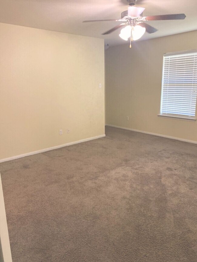 Building Photo - 4 bed 2 bath house in Harker Heights!