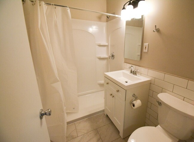 Building Photo - Ranch style apartment in duplex with finished basement space!