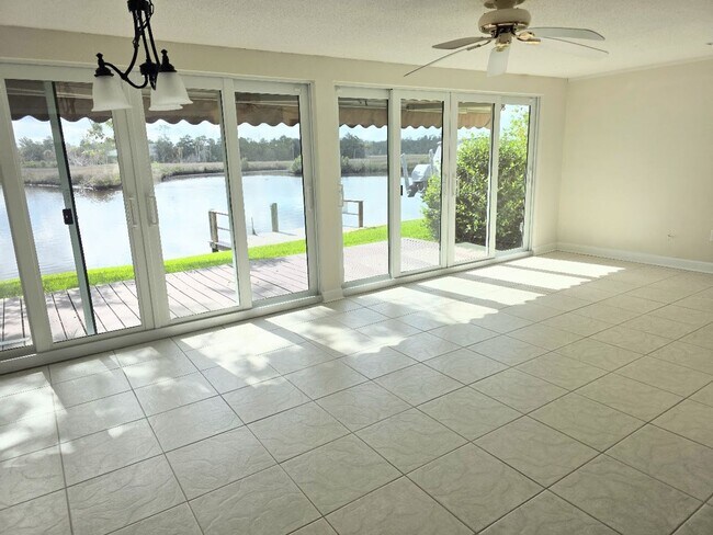 Building Photo - 11462 W Bayshore Dr