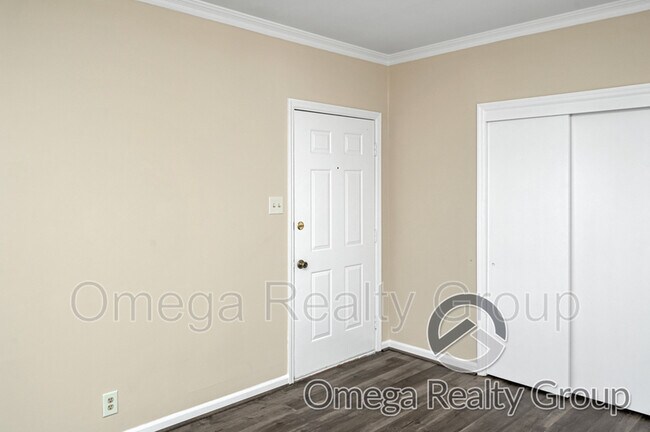 Building Photo - 3215 Walton Dr