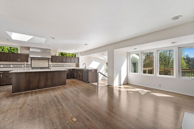 Building Photo - 4-Bedroom Luxury Home for Rent by Portland...