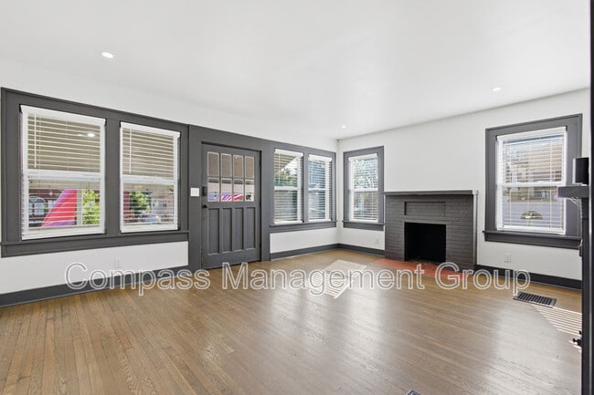 Building Photo - 3227 E 5th Ave