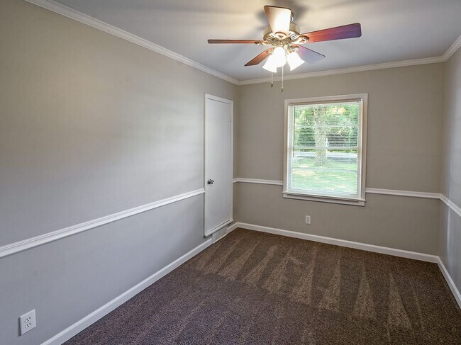 Building Photo - Updated 3 bed, 1.5 bath home with great curb appeal.