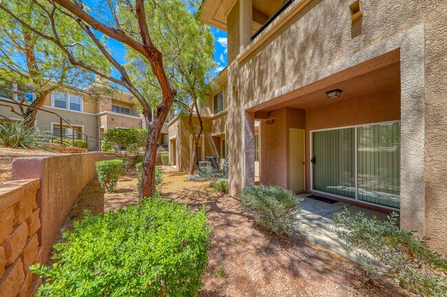 Building Photo - Beautiful Summerlin townhome, 3 bed, 2.5 bath, on 1st floor.