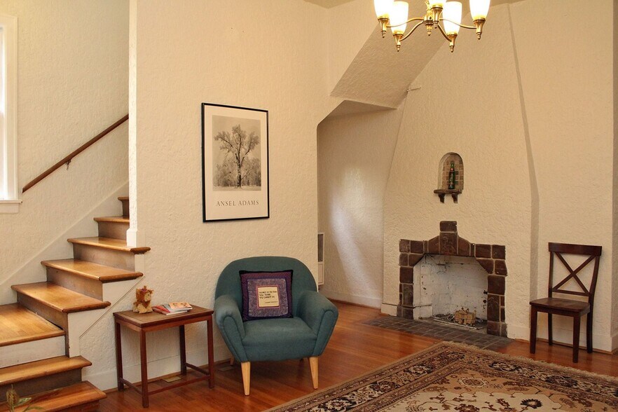 Building Photo - 2354-2362 SW Cactus Dr