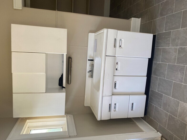 Kitchen cabinets - 2209 Crittenden Dr