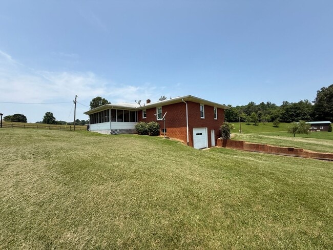 Building Photo - 2459 Middlesettlements Rd
