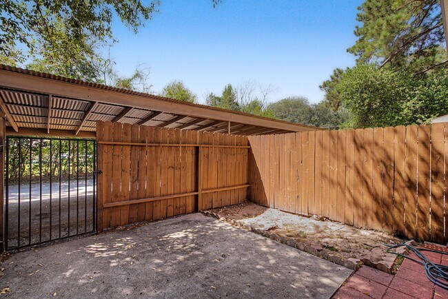 Building Photo - 413 W Semands Ave