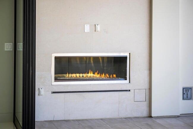 Building Photo - 6587 N Palmeraie Blvd