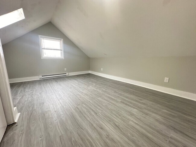 Building Photo - Renovated 4 Bedroom and 1.5 Bath