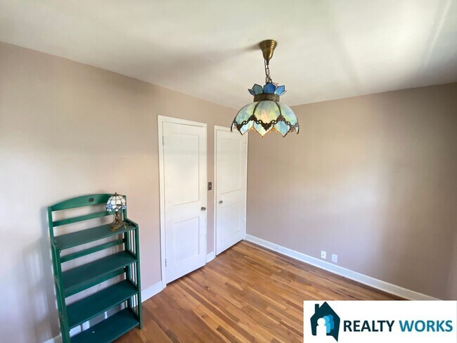 Building Photo - Charming 2 (+1) Bed Home!