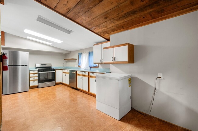 Building Photo - 136 Locust St