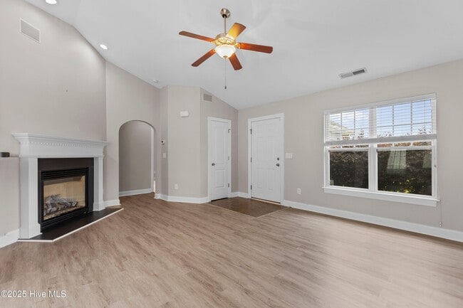 Building Photo - 2901 Beunavista Ct