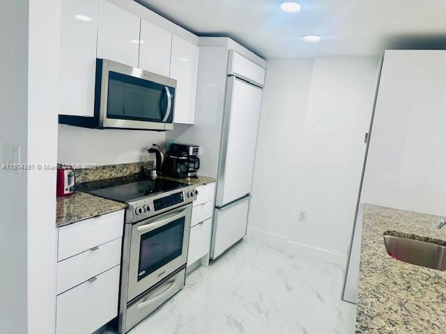 Building Photo - 10275 Collins Ave