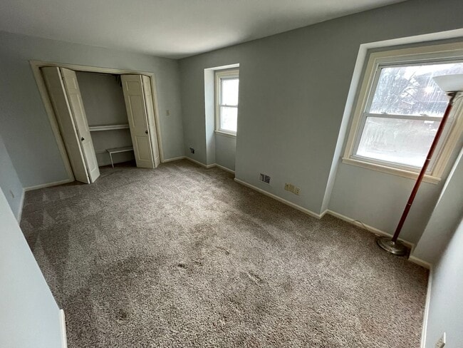 Building Photo - Charming 4 Bedroom Home in Downtown Shelbyville – Prime Location & Classic Comfort