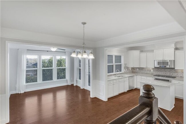 Building Photo - 2541 Sibley Dr