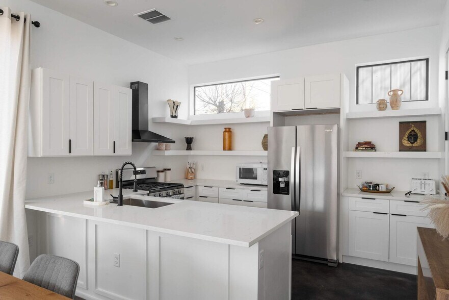 Building Photo - 5208 Evans Ave