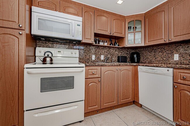 Building Photo - 3475 N Country Club Dr