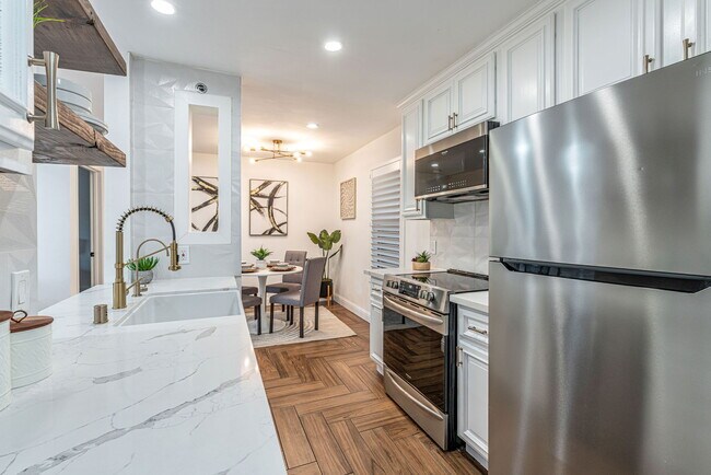 Building Photo - 665 Dartmore Ln