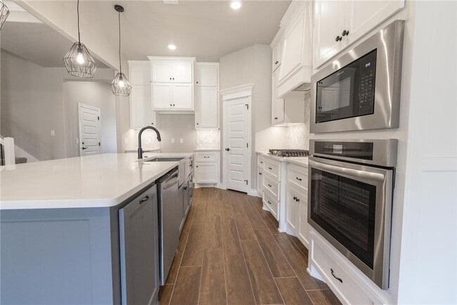 Building Photo - **Gorgeous Newer Build! 4 Bed 3 Bath**