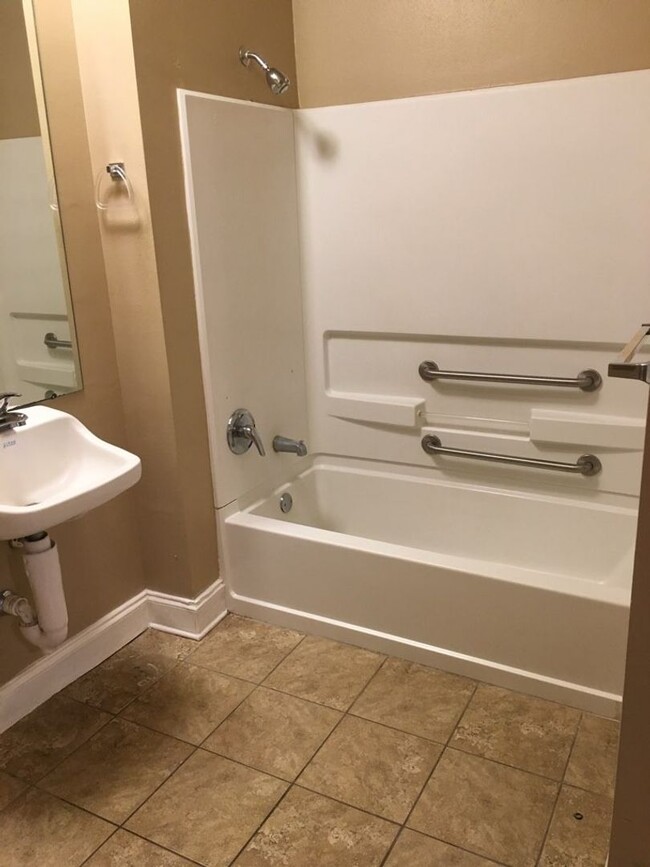 Building Photo - 2br/2ba H/C with washer dryer