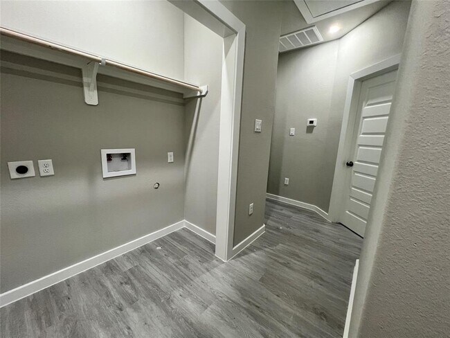 Building Photo - 8157 Tate St