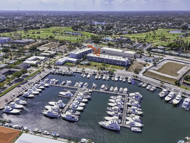 Building Photo - 907 Marina Dr