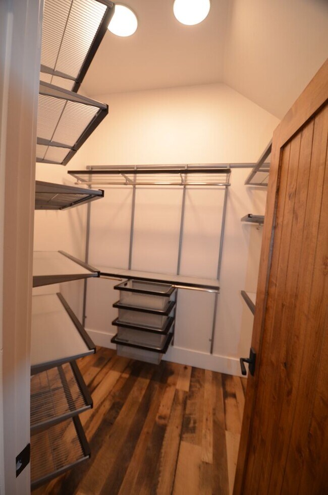 Building Photo - 300 Washington Rd