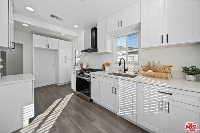 Building Photo - 1368 W Summerland Ave