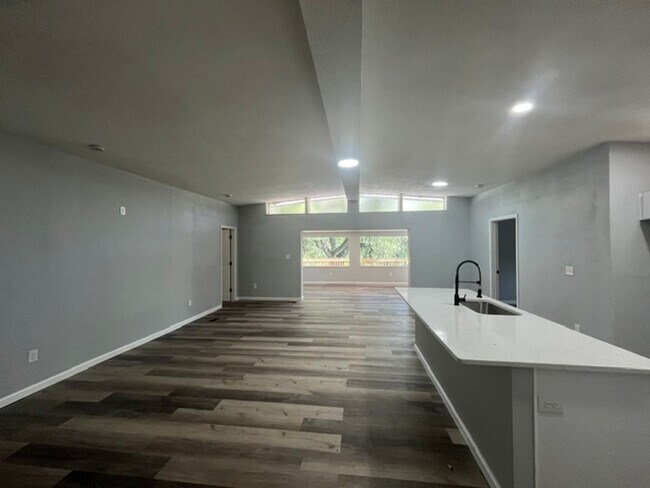 Building Photo - 3498 Riverdale Dr