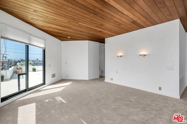 Building Photo - 15 Via Marina